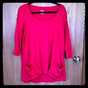Soft and stretchy top with pockets!!